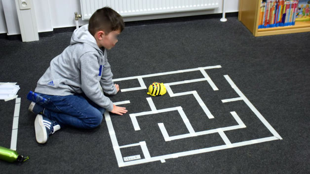 Die Besucher konnten auch kleine Roboter ausprobieren, die nach Programmierung selbständig ihren Weg durch ein Labyrinth finden