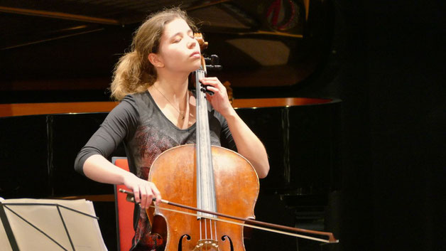 Mit innigem Spiel auf dem Violoncello nahm Sarah Lohse die Zuhören gefangen