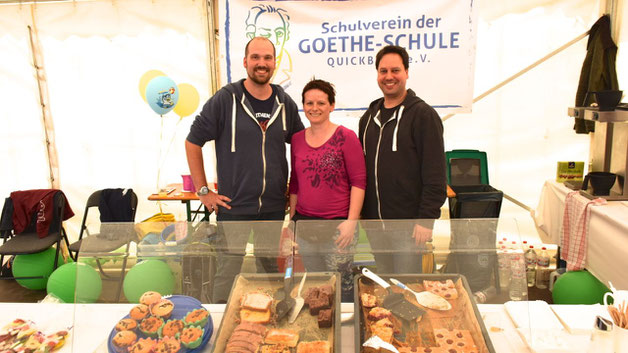 Patrice Simoneit, CarmenDrube und Eike Kuhrcke verkauften Kaffee und Kuchen zugunsten des Schulvereins der Goethe-Schule