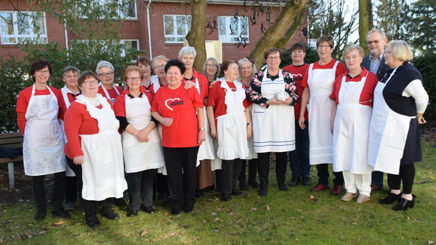 Gruppenbild mit einem Herrn (Bürgervorsteher Henning Meyn): Die Helferinnen hatten sich für die „Suppenküche" stilgerecht mit Schürzen gekleidet