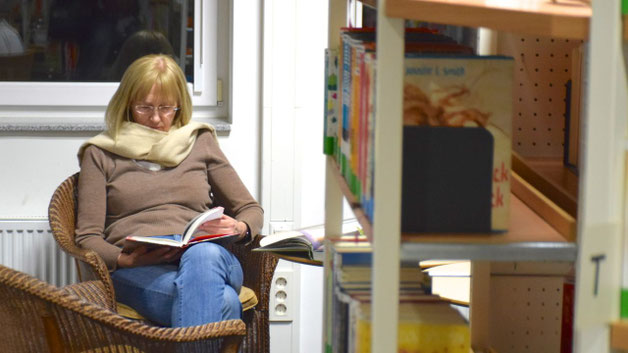 In all dem Trubel fanden interessierte Besucher und Besucherinnen auch immer noch ein ruhiges Fleckchen, um sich in ein traditionelles Buch zu vertiefen