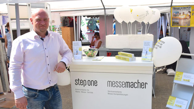 Zum ersten Mal auf der Messe: Geschäftsführer Stefan Hamann stellte das Leistungsangebot der Kommunikations- und Marketingagentur "step one" sowie der Quickborner "messemacher" vor, die z.B. große Veranstaltungen in Hamburg ausstatten