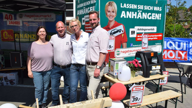 Stefan Niemann, Leiter des Quickborner Hagebaumarktes (r.). lud mit seinem Team zu Gewinnspielen ein