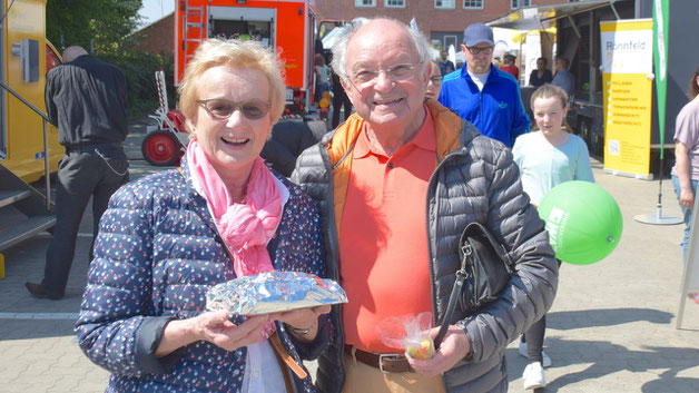 Informierten sich auf der Messe: Johannes Schneider, Vorsitzender des Kultur-Vereins und seine Frau Bärbel