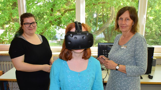 Saskia Kohnfeldt und Susanne Golditz schickten junge Besucher mit einer Virtual Reality-Brille auf schmale Wege  in atemberaubenden Hochhaus-Höhen