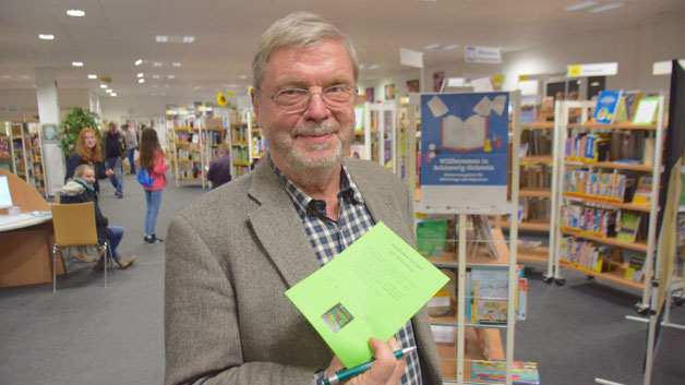  Junge und erwachsene Besucher hatten bei getrennten Quizaufgaben Gelegenheit, attraktive Preise wie z.B. Gutscheine für die Stadtbücherei zu gewinnen. Auch Bernd Harnack, Vorsitzender des Haus- und Grundeigentümerverbandes machte mit