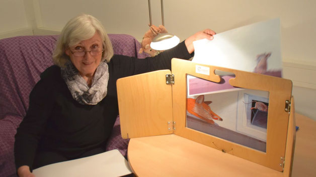 Bärbel Müller las den Besuchern, unterstützt durch fröhliche Bilder, vor