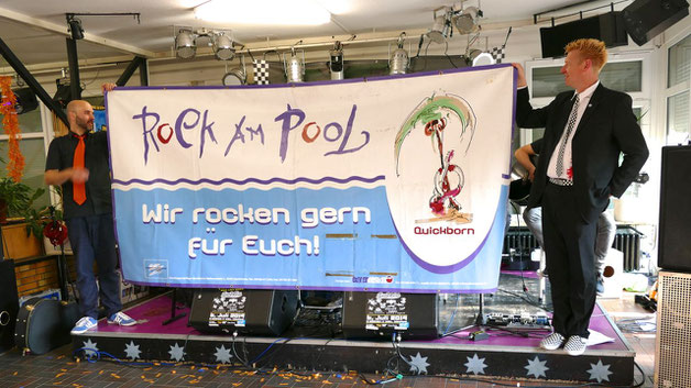 Vor ihrem Auftritt erinnerte die "Hesse-Allstars"-Band an die erfolgreiche Rock am Pool-Serie, bei der einige der Musiker ihre ersten Auftritte hatten