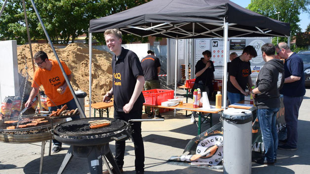 Der Verein FC Quickborn bot leckere Steaks und Grillwürste an