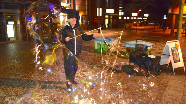 Mit großen bunten Seifenblasen  begrüßte ein Straßenkünstler schon am Eingang die Besucher