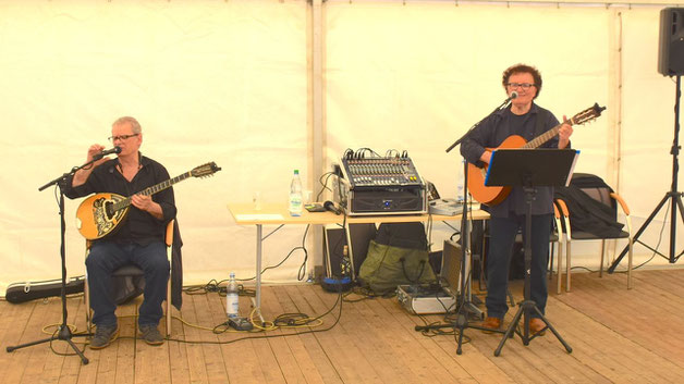 Das Duo „The Athenians" sorgt im großen Festzelt für die musikalische Unterhaltung.