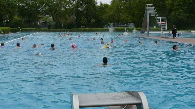 Rund 50 Besucher nutzten schon in den ersten Stunden das warme Wasser für ihre Runden