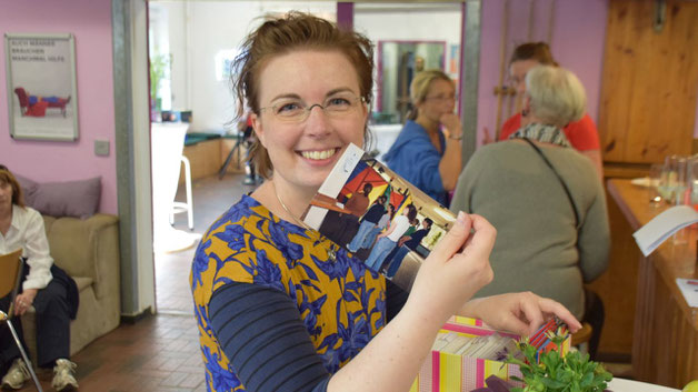 Quickborns Gleichstellungsberauftragte Hannah Gleisner stöberte in den Boxen mit alten Fotos, die Birgit Hesse vorbereitet hatte