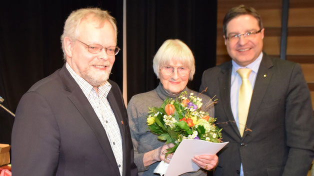 Die Auszeichnung nahm Ursula Gudelius entgegen, ihr Mann war krankheitsbedingt verhindert