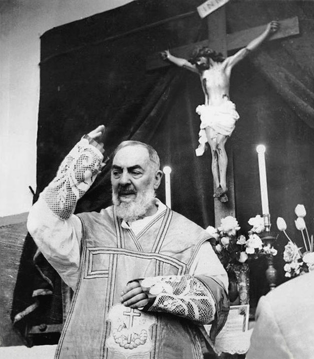 Padre Pio benedice alla fine della Messa