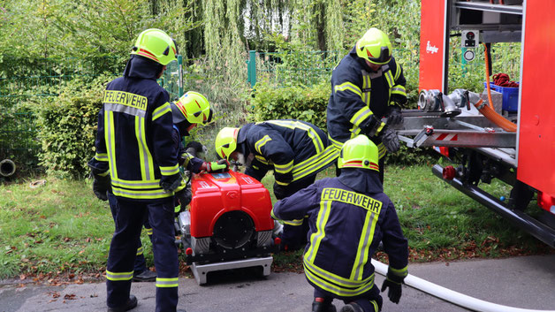  Freiwillige Feuerwehr Brodersby-Goltoft mit einer Löschwasserpumpe