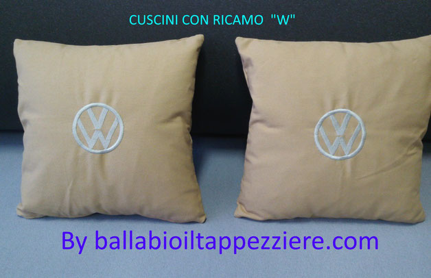 Coppia di cuscini per maggiolone imbottiti con piuma e ricamo " W" By ballabioiltappezziere.com 