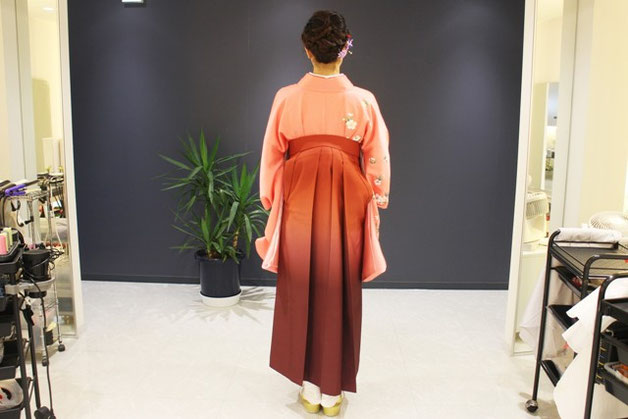 卒業式で袴の着付けをお手伝いしました。