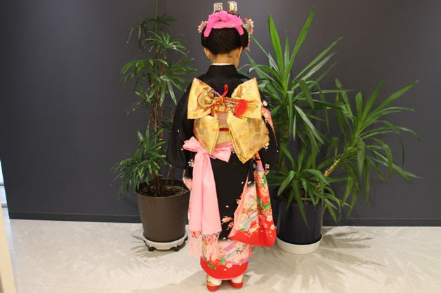 うしろ姿 帯の様子