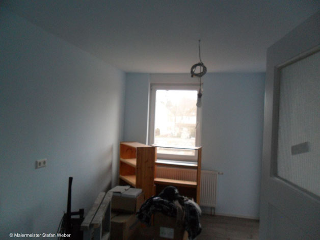 Latexfarbe, seidenglänzend. Farbton: blau getönt.