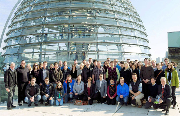 Mitglieder der  Kreisverbände der Jungen Union aus Straubing-Bogen und Regen zusammen mit MdB Alois Rainer (rechts) vor der Reichstagskuppel (Foto: mw)