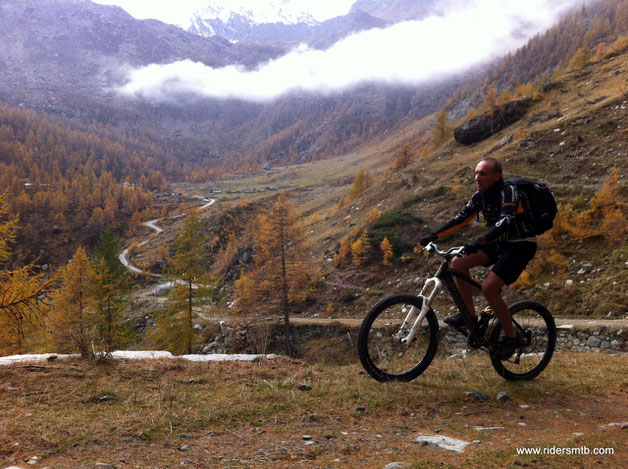 sfioriamo il rifugio Barbara e proseguiamo per il prossimo