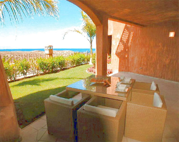 Elegante Terrassenmöbel auf der Terrasse der Ferienwohnung La Marea in Palm Mar auf teneriffa