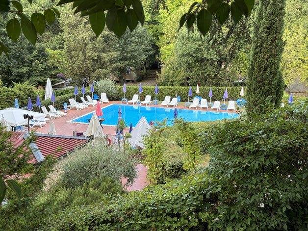 In der Mitte des Campingplatzes Coleverde findet man einen schönen Pool im Grünen. 