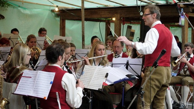 Unterhaltung garantiert mit der jährlich wechselnden Gastkapelle beim sonntäglichen Frühschoppen, hier die Musikkapelle Mühlhausen