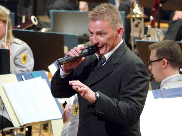 Stimmgewaltig Oberstabsfeldwebel Günther Goldammer singt „Michael Bublé Goes Latin"