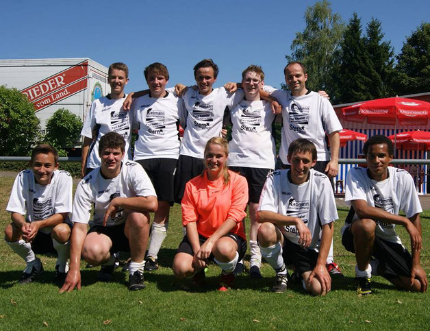 Starke Truppe - auch auf dem Fußballrasen! v.l.n.r. stehend Peter Cambre, Markus Rist, Patrick Lang, Fabian Fischer, Rainer Möslang, kniend: David Miller, Florian Heine, Kerstin Halder, Dominik Schmidberger, Yannick Jetter 