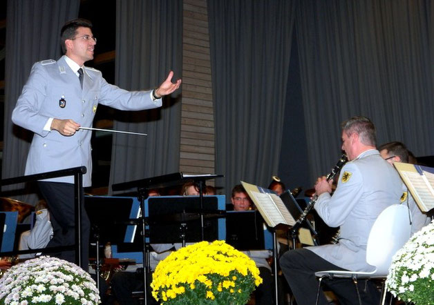 Der Leitwolf Dirigent Major Matthias Prock hatte seine Musiker/-innen bestens im Griff