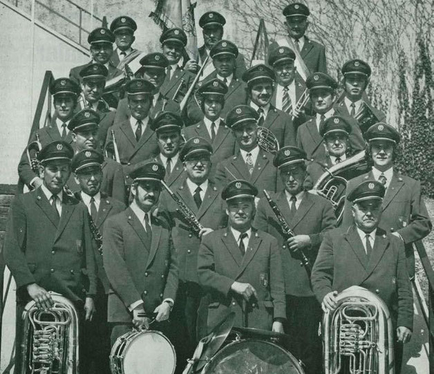 Die Musikkapelle mit den im Jahr 1963 beschafften Uniformen.