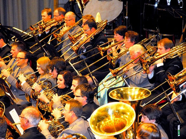 Eine musikalische Wucht Über 110 Musiker aus Reute-Gaisbeuren und Eschen zelebrieren gemeinsam insgesamt vier traditionelle Märsche