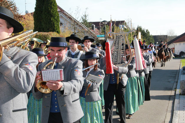 Die Musikkapelle Reute-Gaisbeuren beim Leonhardsritt in Gaisbeuren