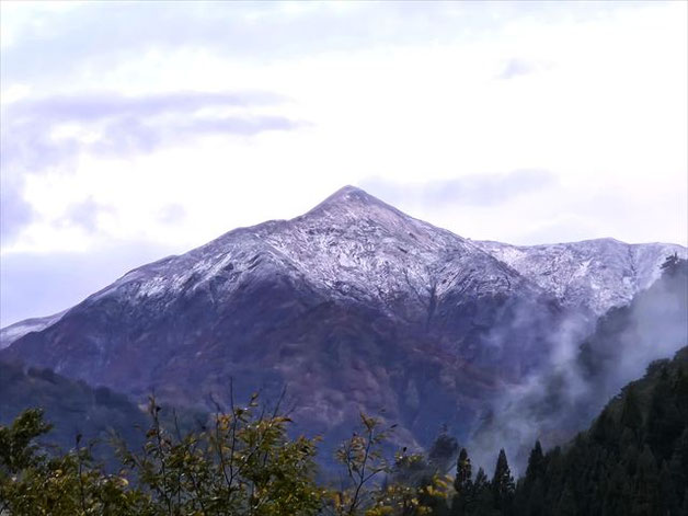 ▲10/22早朝 7合目あたりまでの初冠雪を確認(山頂部は前日から降雪との情報)