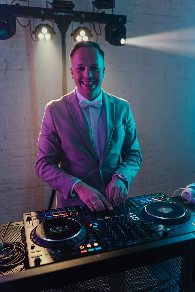 DJ Daniel Folaron ist bei Sun Entertainment Hochzeit und Event DJ.