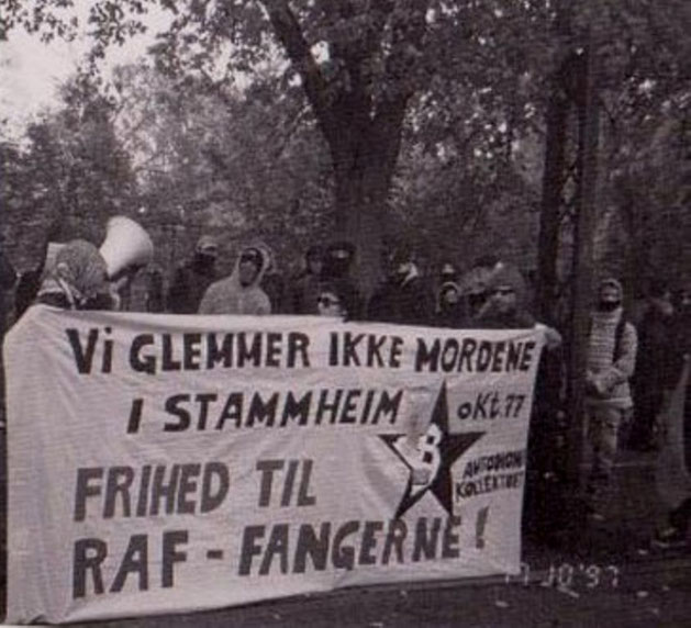 Billede: Manifestation foran den tyske ambassade, oktober 1997- arrangeret af de to autonome blade "Propaganda" og "Autonomi"