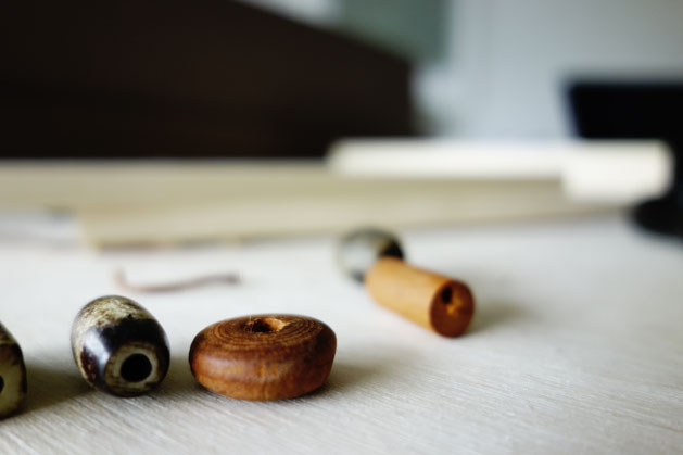 aufgetrennte Kette mit Holzperlen