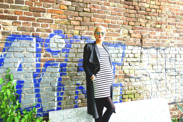 Schwarz-weiß gestreiftes Kleid, grauer Cardigan, schwarze Lederjacke