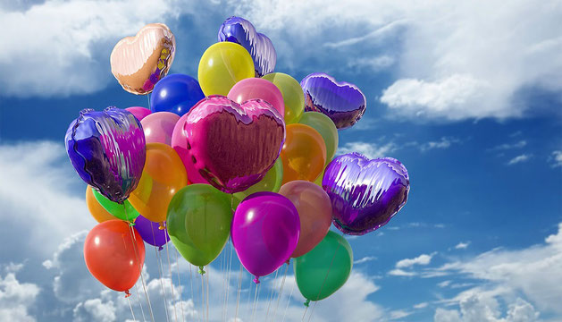 Wolkenhimmel mit bunten Luftballoons