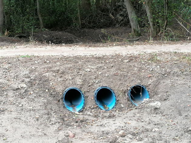 Duikers onder de Vossenstraat (3) leiden overtollig regenwater uit het gebied ten zuiden van de Vossenstraat via de IJsbaanwei en de Buizerdwei naar de Beneden Slinge.