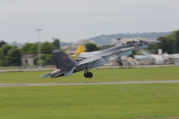 Su-35 durante un esibizione al Paris Air Show / © UAC