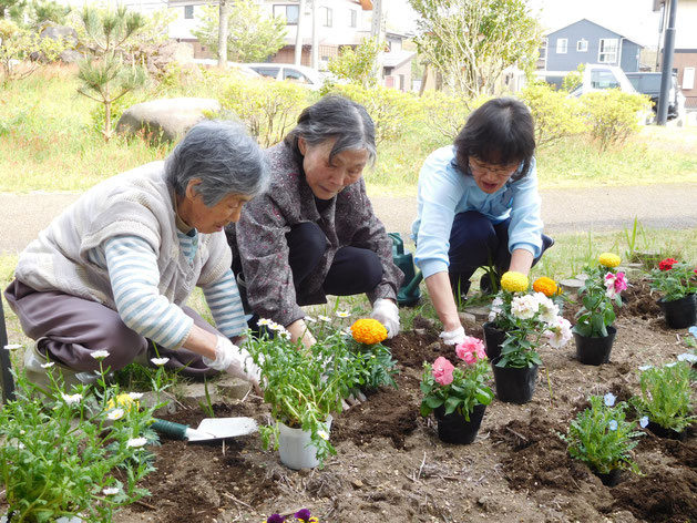 「土いじりっ」て、なんだか心が落ち着きますねぇ。背筋も自然に伸びていきます！