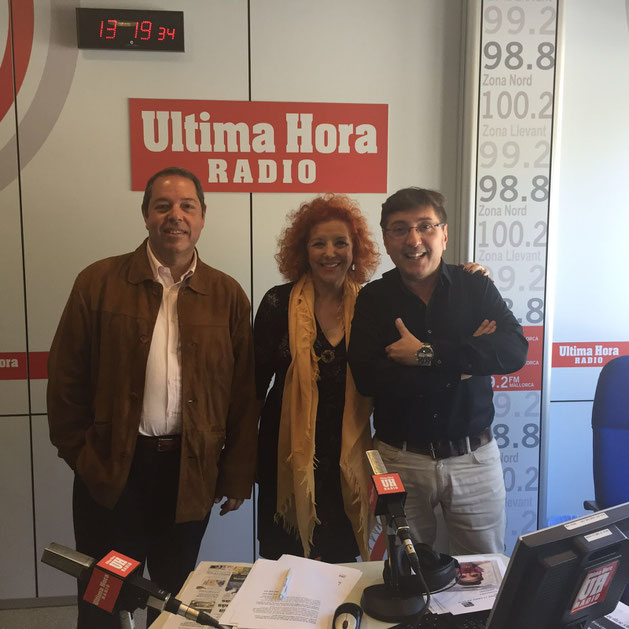 Javier Balasch, delegado de Corsa en Palma; Charo Loriente, directora general de Corsa y Carlos Durán, presentador de Hoy es el Día en Última Hora Radio