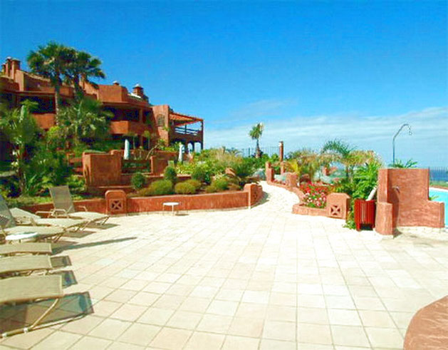 Sonnenterrasse am Pool mit Sonnenliegen der Ferienwohnung in Palm Mar auf Teneriffa