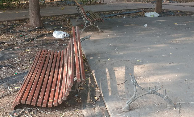 Banco destrozado por los vándalos en la ciudad de Valencia