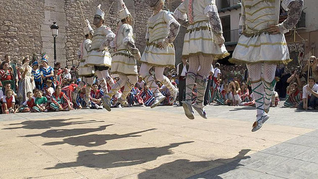 Fiestas de la Mare de Déu de la Salut de Algemesí: Celebradas el 7 y 8 de septiembre. Las Figuras: A diferencia de los castells catalanes, la Muixeranga busca la plasticidad y el simbolismo religioso.