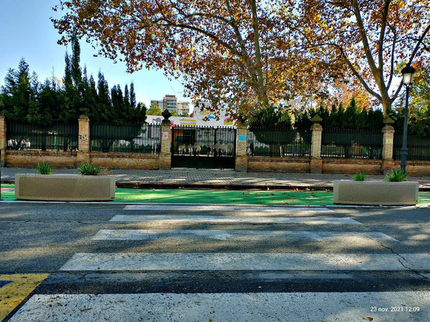 Juego del Sambori o Rayuela, en medio de un paso de cebra en la puerta de un colegio en València.