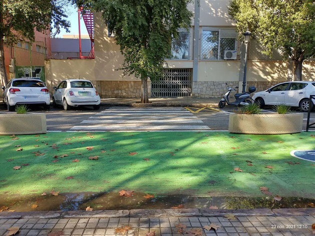 Juego  de la Rayuela en medio de un paso de peatones peligroso en València ciudad. 